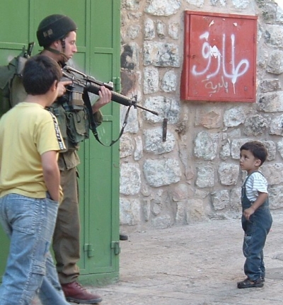 http://suren1946.files.wordpress.com/2009/01/israeli-soldier-pointing-a-gun-at-a-child-wonder-what-happened-next.jpg